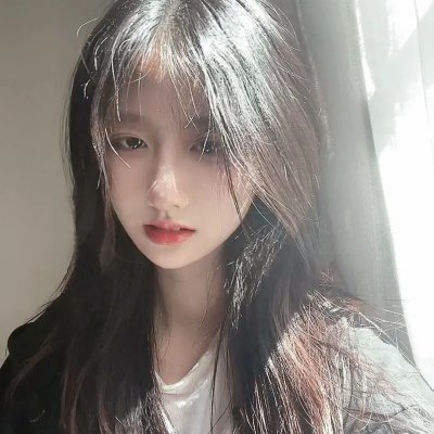 草丛中的人